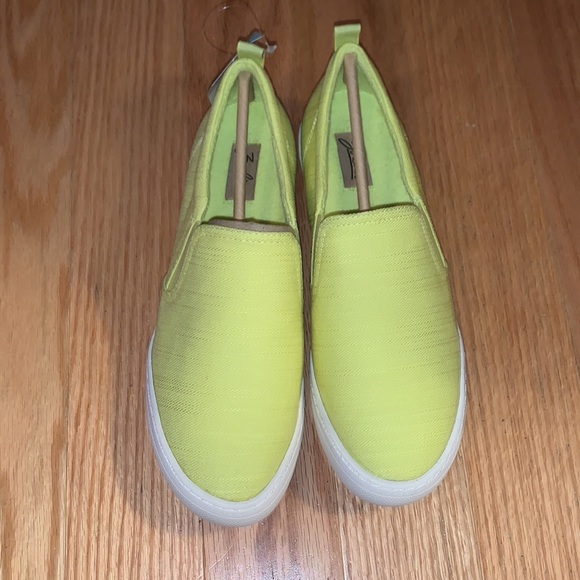 Zodiac Paige Slip-On Sneakers in Citron 7.5 M - Picture 1 of 5